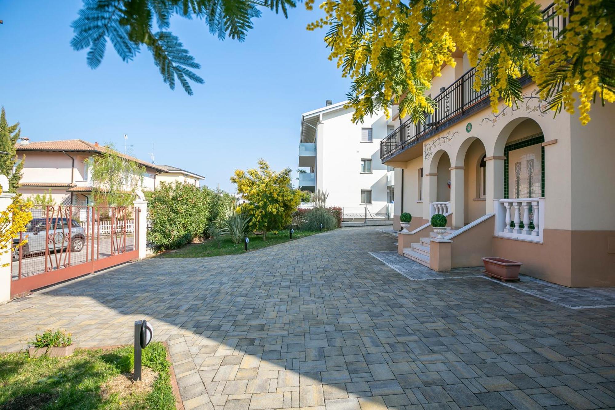 Villa Mimosa - Appartamento 1 - Happy Rentals Ντεζεντσάνο ντελ Γκάρντα Εξωτερικό φωτογραφία